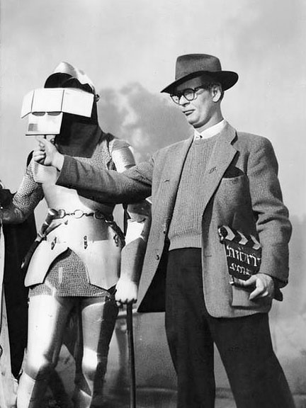 Avant la prise de vues, l’assistant metteur en scène procède à un rapide contrôle technicolor (Tournage du film sur Jeanne d’Arc avec Ingrid Bergman, Cinévie du 13 janvier 1948)