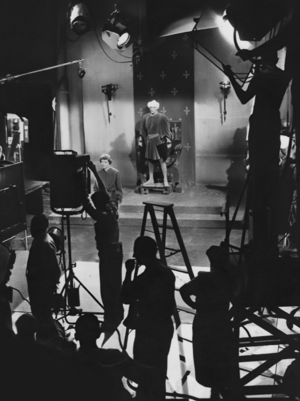 Faux Chinon, faux Dauphin, Jeanne inspirée s’y reconnaît malgré tout. (Tournage du film sur Jeanne d’Arc avec Ingrid Bergman, Cinévie du 13 janvier 1948)