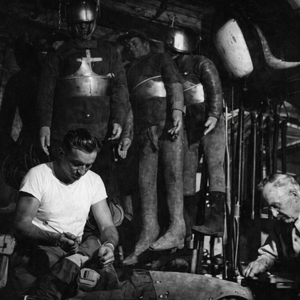 On «prépare» les morts que ne manquera pas de faire la bataille d’Orléans. (Tournage du film sur Jeanne d’Arc avec Ingrid Bergman, Cinévie du 13 janvier 1948)