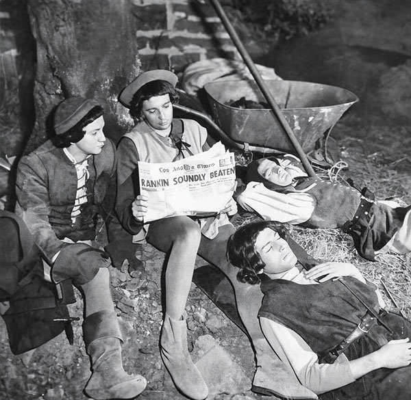 Tandis que, mettant à profit quelques secondes de mi-temps, ses compagnons commentent diversement les évènements, un soldat français cherche dans le «Los Angeles Times» un communiqué de guerre sérieux. (Tournage du film sur Jeanne d’Arc avec Ingrid Bergman, Cinévie du 13 janvier 1948)