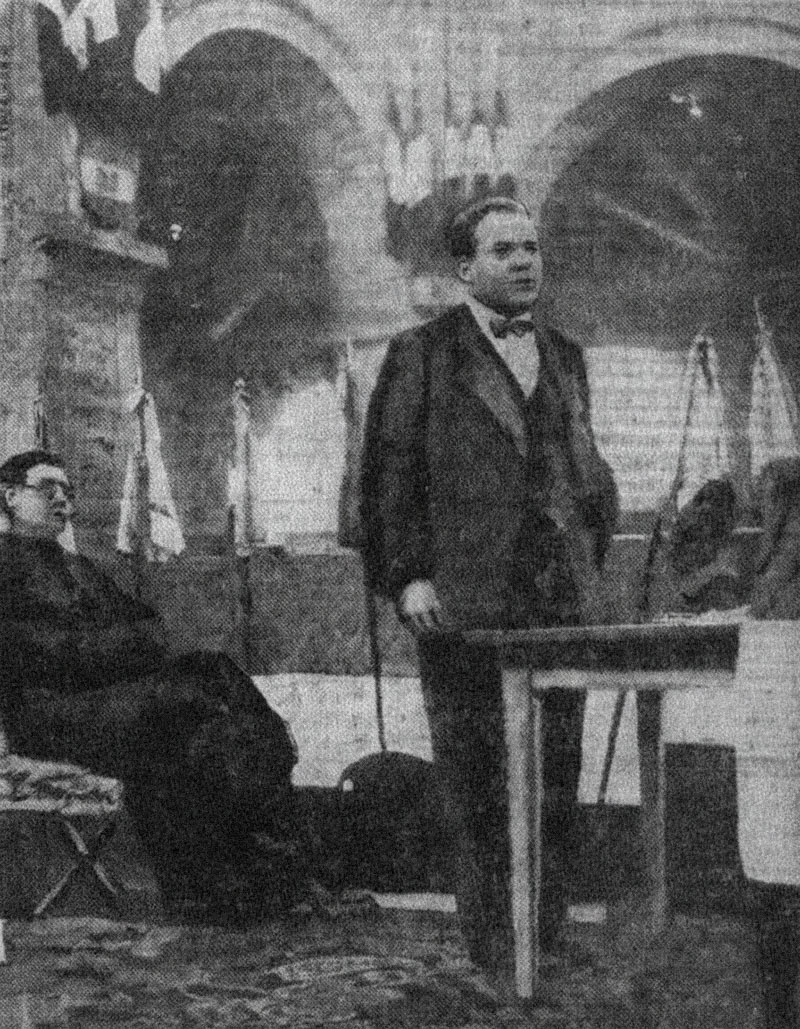 Xavier Vallat (grand mutilé de guerre) et le R. P. Doncœur, s'adressant à l'Union catholique et à la Ligue patriotique des Françaises, aux abords du marché couvert de Verdun, le 25 mars 1928. (Photo Martin Colardelle.)